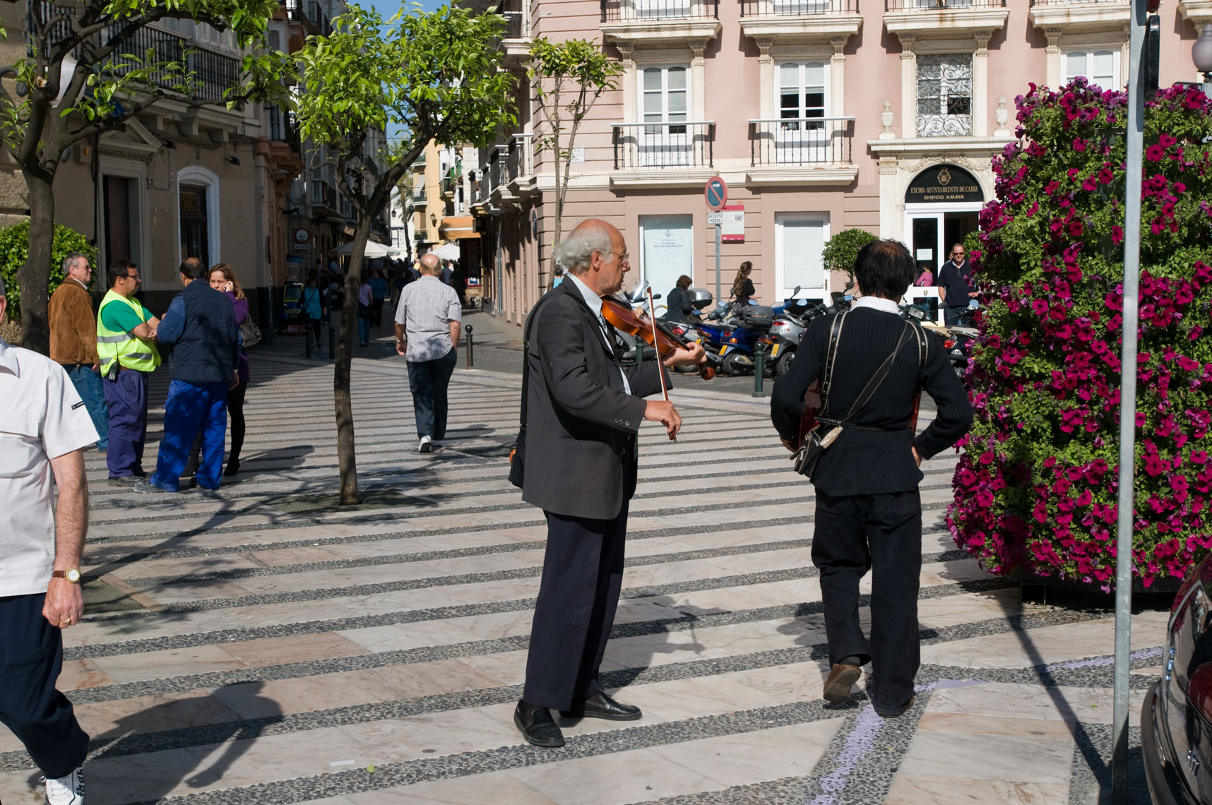 Street-musician-Cadiz-Spain